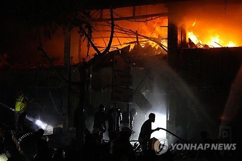 베이루트에서 화재를 진압 중인 소방대원들