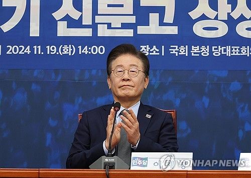 '을' 살리기 신문고 상생 꽃 달기 행사 참석한 이재명 대표