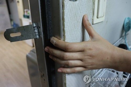 지난달 23일 샌드위치 패널로 만든 이주노동자 숙소의 얇은 벽