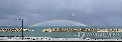 제주 바다 위에 뜬 쌍무지개
