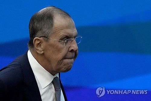 18일(현지시간) 브라질 G20 정상회의장 들어서는 러시아 외무장관