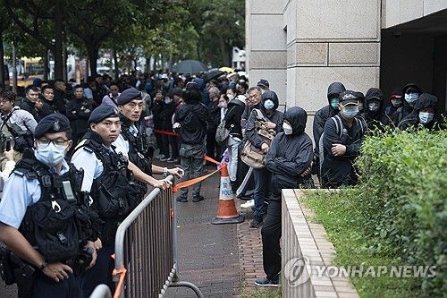 홍콩 민주화 인사 45명 선고공판이 열린 법원의 경찰
