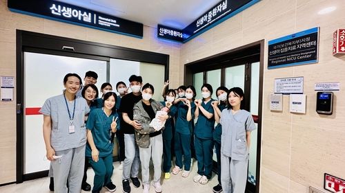 퇴원 기념 촬영하는 A씨 가족과 의료진