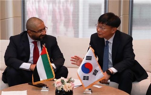 아부다비 통계청장(압둘라 가리브 알퀘엠지)과 면담하고 있는 안형준 통계청 차장