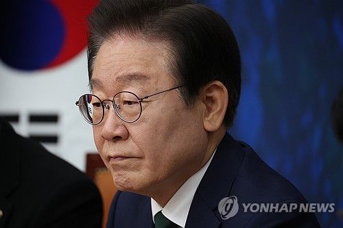 굳은 표정의 이재명 대표