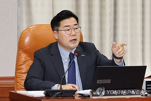 질의하는 박찬대 위원장