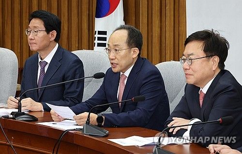 원내대책회의에서 발언하는 추경호 원내대표