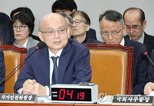 의원 질의 경청하는 안창호 국가인권위원장과 이충상 상임위원
