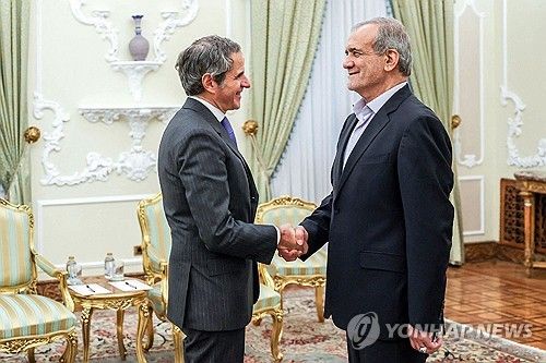 지난 14일(현지시간) 악수하는 페제시키안 이란 대통령(오른쪽)과 그로시 IAEA 사무총장