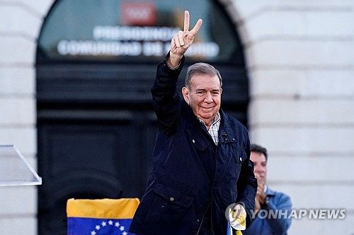 지난 9월 스페인 주민들에게 인사하는 에드문도 곤살레스 베네수엘라 야권 대선 후보