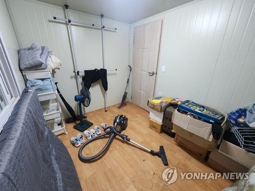 지난달 23일 농장주 A씨가 공개한 숙소 내 노동자들이 창고로 사용하는 방의 모습.
