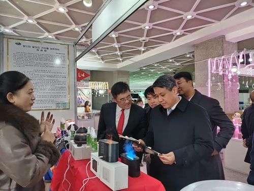 평양가을철국제상품전람회 둘러보는 왕야쥔 주북 중국대사