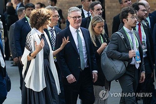 G20 정상회의 단체 사진 촬영 후 이동하는 영국 총리(가운데)