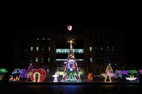 목원대에 점등된 대형 크리스마스트리