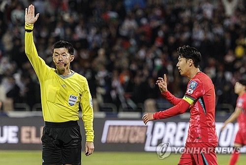 주심에게 오프사이드 아니라는 이의 제기하는 손흥민