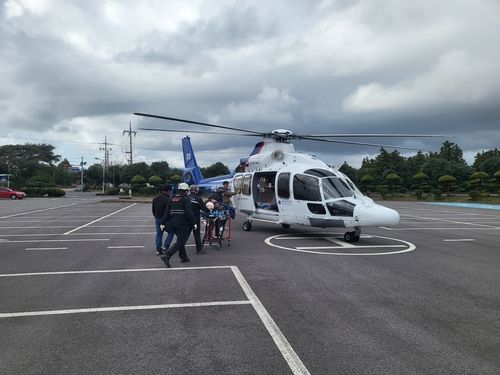 19일 닥터헬기로 환자 이송하는 소방 당국