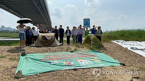 환경단체의 세종보 천막 농성에 동참하는 시민 텐트