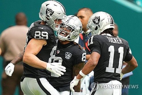 터치다운 후 동료들과 축하하는 라스베이거스 레이더스의 브록 바워스(좌측 첫번째)