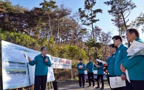(대전=연합뉴스) 임상섭 산림청장(왼쪽)이 19일 소나무재선충병 피해 극심 지역인 경남 밀양시를 방문, 지방자치단체 관계자들에게 효과적인 재선충병 방제 전략을 설명하고 있다. 2024.11.19 [산림청 제공. 재판매 및 DB 금지]