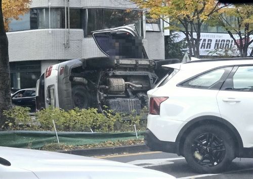 사고 후 넘어진 SUV
