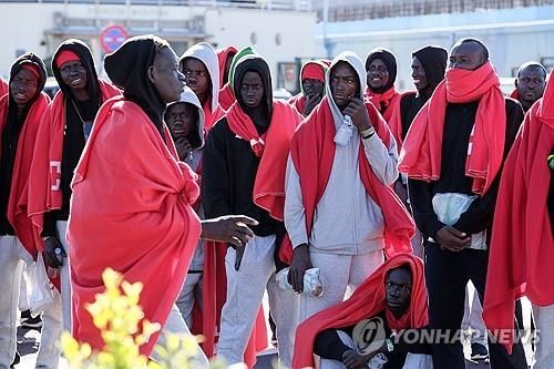 아프리카 북서부 스페인령인 카나리아 제도에 들어온 아프리카 불법 이민자들