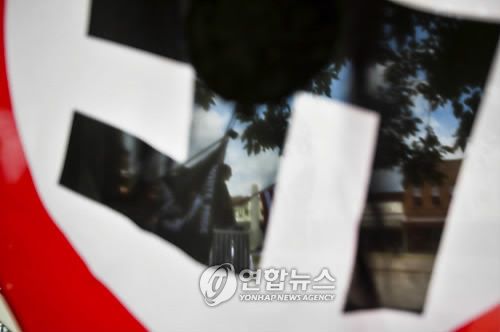 미국 백인우월주의 단체의 나치 문양 깃발
