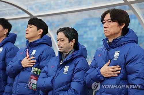 국기에 경례하는 홍명보 감독과 코치진