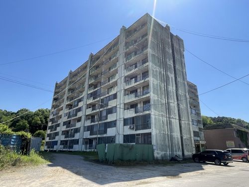 공사 중단된 채 방치된 A 아파트 