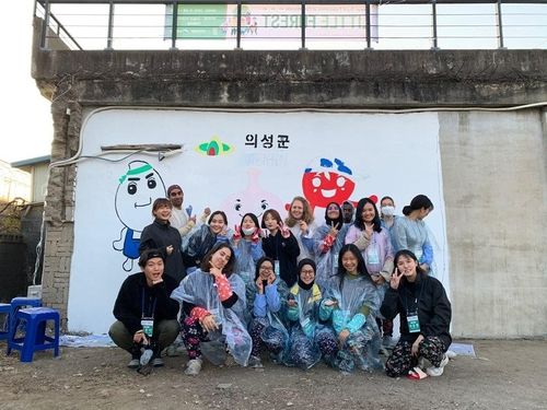 2019년 의성군 외국인 농촌봉사활동에 참여 중인 장명석 대표