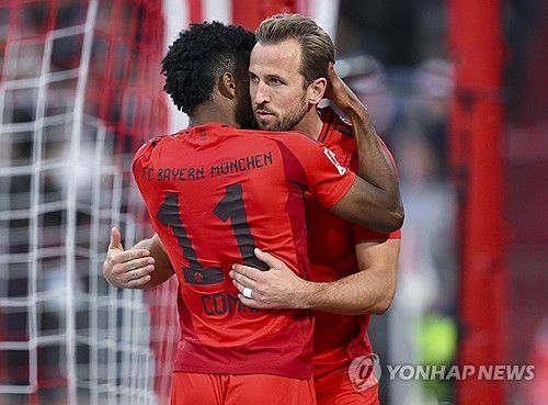 코망과 포옹하는 케인