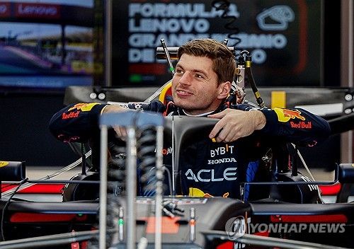 상파울루 GP 예선을 앞두고 포즈를 위한 막스 페르스타펀