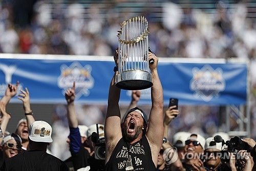 월드시리즈 우승 트로피를 든 커쇼