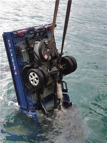 부산 감천항서 해상 추락한 트럭 인양