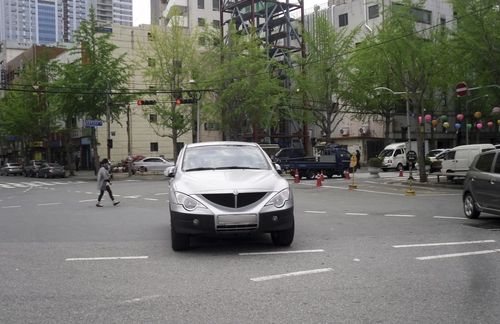 도로 한가운데 불법 주차한 차량