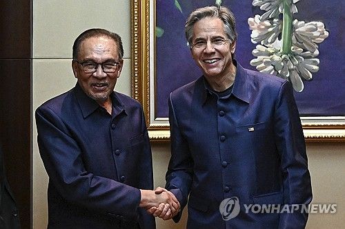 안와르 말레이시아 총리(왼쪽)와 블링컨 미국 국무장관