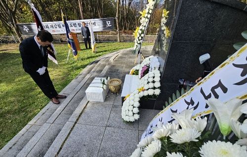 망향제 헌화하는 정광열 도 경제부지사.[촬영 이재현] 