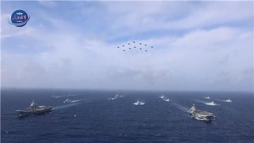 중국군 항모 랴오닝함과 산둥함 전단의 남중국해 훈련 장면