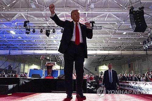 미시간주 워런에서 유세하는 트럼프