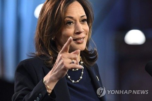 필라델피아에서 유세하는 해리스