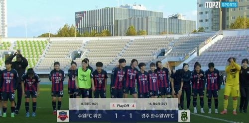 팬들에게 인사하는 수원FC 선수들