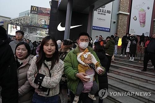 아이 안고 가는 중국 남성