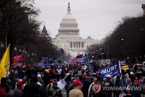 2021년 1월6일 미국 연방의회 앞에 운집한 트럼프 지지자들
