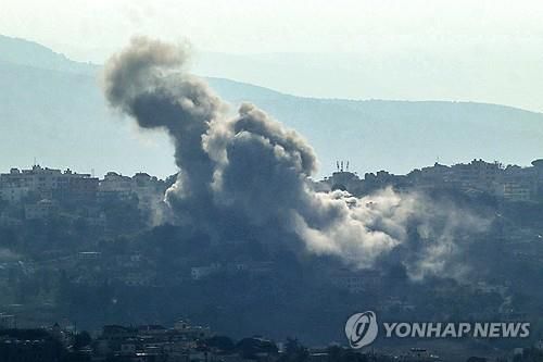 1일(현지시간) 이스라엘군의 공습으로 연기 피어오르는 레바논 남부 키암 마을