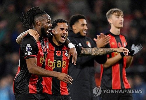 기뻐하는 본머스 선수들