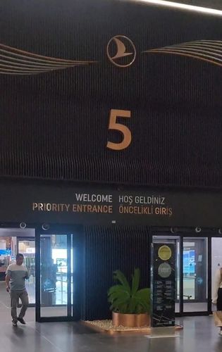 이스탄불 공항의 패스트트랙. 비즈니스석 승객과 스타얼라이언스 골드 이상은 패스트트랙을 이용해 체크인이 가능하다.[사진/성연재 기자]