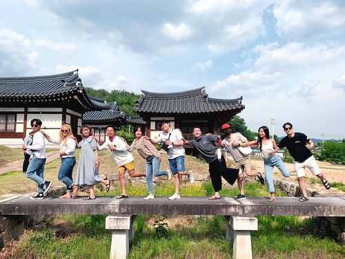 2020년 의성군 사촌전통 마을 앞에서 장명석 대표와 메이드인피플 관계자들