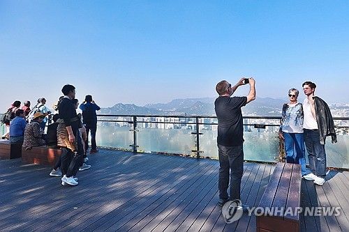 포근한 날씨에 가벼운 옷차림