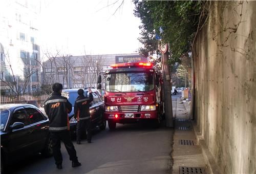 불법주차 차량 옆에서 길 터주기 훈련하는 소방차 