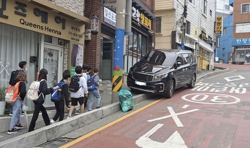 어린이보호구역에 불법 주차된 차량