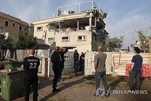 레바논에서 발사된 로켓포 공격으로 부서진 이스라엘 중부 티라 마을 건물